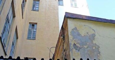 Вход расположен в здании бывшего обкома КПСС