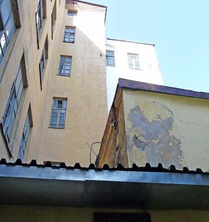 Вход расположен в здании бывшего обкома КПСС